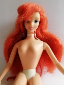 ตุ๊กตาเจ้าหญิงดิสนีย์ แอเรี่ยล ลิตเติ้ลเมอเมด โลโก้ Disney ที่ท้ายทอย Made in Chinaเจ้าหญิงดิสนีย์ Disney Priness เจ้าหญิงแอเรี่ยล** ผมแดงฟูตามภาพ มีตำหนิที่ผิวถลอกที่หน้าอกด้านซ้ายและหลัง