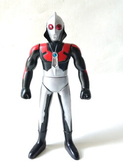 ตุ๊กตา ดาร์คอุลตร้าแมน Dark Ultraman ของ เอเพกซ์ ทอยส์ Apex Toys ทำสีด้านหน้าด้านเดียว สูงราว 17 ซม. ของนอกแพค ***มีตำหนิ ขยับหมุนแขนขาและลำตัวได้บ้าง หายากงานเก่าแท้ ขายตามสภาพ