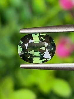 พลอย เขียวส่อง Green Sapphire ดิบ (Unheated) 1.07 กะรัต (Cts.) พลอยแท้ อัญมณีมงคลประจําวันเกิด เครื่องประดับพลอย