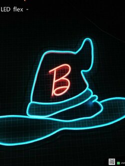 ป้ายไฟนีออนดัด - หมวก B -ขนาด 60*60 cm. -อะคริลิคใสไดคัทรองหลัง