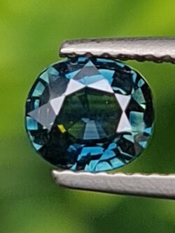 พลอย เขียวส่อง Green Sapphire 1.05 กะรัต (Cts.) พลอยแท้ อัญมณีมงคลประจําวันเกิด เครื่องประดับพลอย