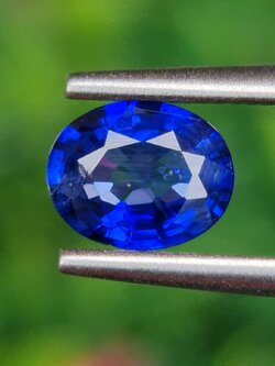 พลอย ไพลิน (Blue Sapphire) 1.00 กะรัต (Cts.) สีพิเศษ วิวิด บลู (Vivid Blue) พร้อมใบเซอร์ พลอยแท้ อัญมณีมงคลประจําวันเกิด เครื่องประดับพลอย