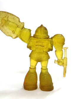 ตุ๊กตุ่นแอ๊นท์ หุ่นยนต์ซากุ จาก กันดั้ม ขนาด3นิ้ว ตามรูป ตัวยางใส สีเหลือง