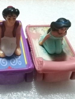 เซ็ทเจ้าหญฺงดิสนีย์ Disney princess "อาละดิน Alladin - เจ้าชายและเจ้าหญิงจัสมิน" เหาะบนพรมเป็นรถ ของสะสมจากแมคโดนัลด์ **มีตำหนิ โปรดตรวจสอบทุกภาพ
