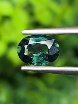 พลอย เขียวส่อง Green Sapphire1.00 กะรัต (Cts.) ดิบ Unheated พลอยแท้ อัญมณีมงคลประจําวันเกิด เครื่องประดับพลอย