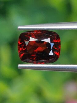 พลอย สปิเนล (Spinel) 2.05 กะรัต (Cts.) ดิบ (Unheated) พลอยแท้ อัญมณีมงคลประจําวันเกิด เครื่องประดับพลอย