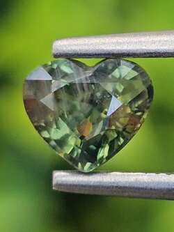 พลอย เขียวส่อง Green Sapphire 1.05 กะรัต (Cts.) พลอยแท้ อัญมณีมงคลประจําวันเกิด เครื่องประดับพลอย