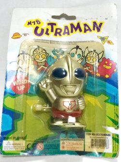 ของสะสมงานสะสมเก่าเก็บ แพคมีรอยยับและงอบ้างตามสภาพ, ตุ๊กตาไขลานอุลตร้าแมนมิลเลนเนียม Wind up doll,Ultraman Millenium , Thai copy right TIGA and CHIYO 2001 งานคนไทยลิขสิทธิ์บ.ไทก้า และไชโยฯ ปี2001 สิบแปดปีมาแล้ว ปัจจุบันหายากถึงยากมาก และอยู่ในแพคแบบนี้ แท
