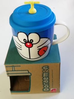 แก้วน้ำเซรามิก "แก้วโดราเอม่อน พรเอมฝายางสีน้ำเงิน มีใบพัดเหลือง" ของสะสมจากเทสโก้ โลตัส,Ceramic glass, Doraemon collection Doraemon collectible glass from Tesco Lotus