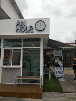 ป้ายร้าน An Hour "New Coffee Bar - ป้ายตัวอักษรพลาสติกขอบดำ + ไม้พลาสวูดทาสีดำ