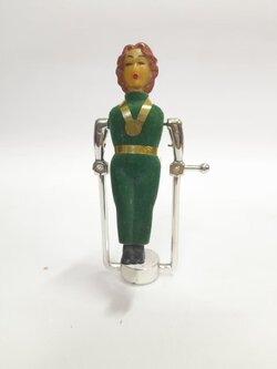 มีหลายภาพ,งานเก่าเรโทร ตุ๊กตาแม่เหล็กหมุนตัวบนบาร์เดี่ยว อาศัยแรงผลักแม่เหล็ก ทำให้ตุ๊กตาหมุนตัวไปมาได้ ของเก่า มีตำหนิ มีรอย เก่าตามสภ่พ มือสอง หายากมาก