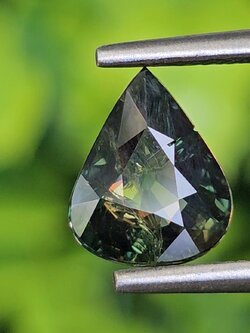 พลอย เขียวส่อง Green Sapphire 1.83 กะรัต (Cts.) ดิบ (Unheated) พลอยแท้ อัญมณีมงคลประจําวันเกิด เครื่องประดับพลอย