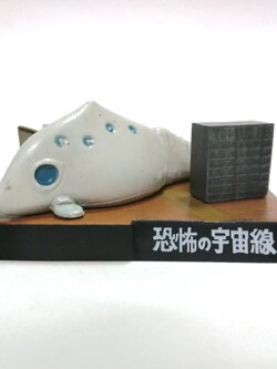 ของสะสม ชุดฉาก สารานุกรมอุลตร้าแมน สัตว์ประหลาด กวาด้อน เอ (ตัวอ่อน)พร้อมฐานและอาคาร ประกอบฉาก สภาพดี