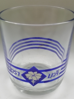 ของเก่าสะสม แก้วน้ำของสะสมจากนมตรามะลิ พิมพ์ลายเส้นสีน้ำเงินและโลกโก้นมรามะลิที่ด้านล่างของแก้ว เส้นผ่าศุนย์กลางประมาณ 7.5 cm. ความสูงประมาณ 8 cm.