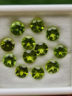 พลอย เพอริดอต Peridot 11.07 กะรัต (Cts.) 12 เม็ด (pcs.) พลอยแท้ อัญมณีมงคลประจําวันเกิด เครื่องประดับพลอย
