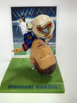 ฟิกเกอร์ นักบอล ทีมญี่ปุ่น Hidetoshi nakata ขนาดตามรูป มีฐาน มีฉาก มือสอง สภาพดีมีรอยบ้าง