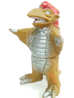 ซอฟ6นิ้ว สัตว์ประหลาดนกยักษ์ ซอฟงานวัดญี่ปุ่น ขนาดประมาณ6นิ้ว สภาพและสีเดิมๆ ซอฟยังนิ่มไม่มีรอย ครบสมบูรณ์ สภาพสะสมเก่าเก็บ