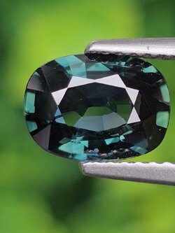 พลอย เขียวส่อง Green Sapphire 2.02 กะรัต (Cts.) ดิบ Unheated พลอยแท้ อัญมณีมงคลประจําวันเกิด เครื่องประดับพลอย