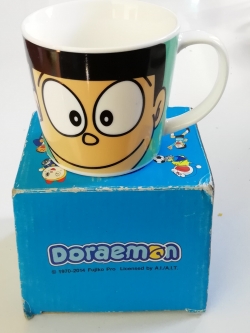 แก้วน้ำเซรามิก ลายสึเนโอะ ชุด โดราเอม่อน ฟุตบอลคลับ โดเรม่อน ของสะสมแลกซื้อจากเทสโก้โลตัส **กล่องมีตำหนิ โปรดตรวจสอบทุกภาพ