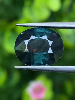 พลอย เขียวส่อง (ฺBluish Green Sapphire) 4.04 กะรัต (Cts.) พร้อมใบเซอร์ พลอยแท้ อัญมณีมงคลประจําวันเกิด เครื่องประดับพลอย