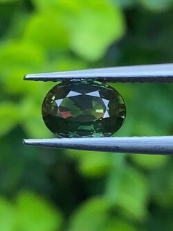 พลอย เขียวส่อง (Green Sapphire) 1.14กะรัต (Cts.) พลอยแท้ อัญมณีมงคลประจําวันเกิด เครื่องประดับพลอย