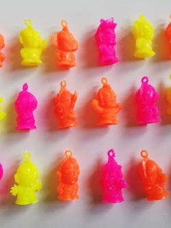 ของเล่น ของสะสม ชุดตุ๊กตาห้อยคอ อุลตร้าแมน ของไทย พลาสติกสีสะท้อนแสง รวม18ตัว มีอุลตร้าแมนคิงส์ เจ้าพ่อ เจ้าแม่ โซฟี่ แมน1 เซเว่น แจ็ค เอส ทาโร่ เรโอ แอสตร้า เอทตี้ ยูเลี่ยน โจเนียส อันโดรเมรอส เกรท สก๊อต และอุลตร้าแมนตัวปลอม