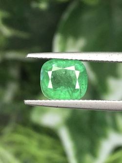 พลอย มรกต Natural Emerald 2.28 กะรัต (Cts.) พลอยแท้ อัญมณีมงคลประจําวันเกิด เครื่องประดับพลอย