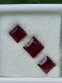 พลอย ทับทิม Ruby sapphire 3 เม็ด 7.40 กะรัต (Cts.) พลอยแท้ อัญมณีมงคลประจําวันเกิด เครื่องประดับพลอย