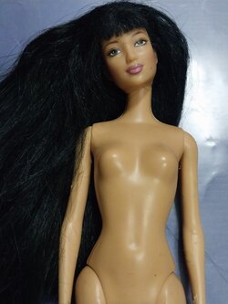 มีหลายภาพ ตุ๊กตาบาร์บี้หน้าสวยผมยาวดำ ของแท้แมทเทล ไม่มีส่วนใดหลวม ตัวมีรอยบ้าง