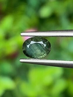 พลอย เขียวส่อง Green Sapphire 0.63 กะรัต (Cts.) ดิบ Unheated พลอยแท้ อัญมณีมงคลประจําวันเกิด เครื่องประดับพลอย