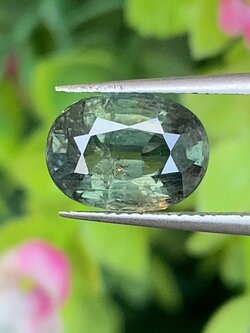 พลอย เขียวส่อง Green Sapphire 3.95 กะรัต (Cts.) ดิบ (Unheated) พร้อมใบเซอร์ (With Certificate) พลอยแท้ อัญมณีมงคลประจําวันเกิด เครื่องประดับพลอย