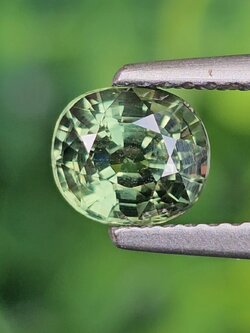 พลอย เขียวส่อง Green Sapphire 1.09 กะรัต (Cts.) ดิบ (Unheated) พร้อมใบเซอร์ (With Certificate) พลอยแท้ อัญมณีมงคลประจําวันเกิด เครื่องประดับพลอย