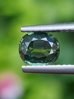 พลอย เขียวส่อง Green Sapphire 0.99 กะรัต (Cts.) พลอยแท้ อัญมณีมงคลประจําวันเกิด เครื่องประดับพลอย