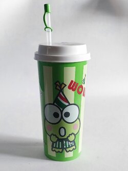 แก้วน้ำอัดลม ขนาดประมาณ 18 ออนซ์ ของสะสมจาก 7-11 Sanrio Collection สี เขียวลายทาง ลายกบเคโระ Kero