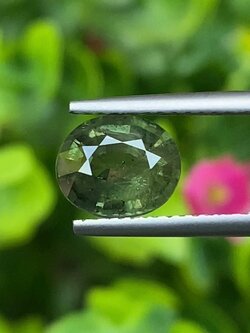 พลอย เขียวส่อง Green Sapphire 1.94 กะรัต (Cts.) ดิบ Unheated พลอยแท้ อัญมณีมงคลประจําวันเกิด เครื่องประดับพลอย