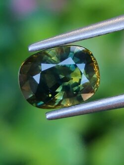 พลอย แซฟไฟร์ 2 สี Bi Color Sapphire 2.09 กะรัต (Cts.) พลอยแท้ อัญมณีมงคลประจําวันเกิด เครื่องประดับพลอย