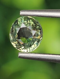 พลอย เขียวส่อง Green Sapphire 0.85 กะรัต (Cts.) ดิบ (Unheated) พลอยแท้ อัญมณีมงคลประจําวันเกิด เครื่องประดับพลอย