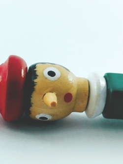 ของสะสมงานไม้น่ารัก ปากกาแท่งเหลี่ยมทำสีทั้งแท่ง หัวพิน๊อคคิโอ Wooden Pen with Pinocchio head on top,coloured through the body