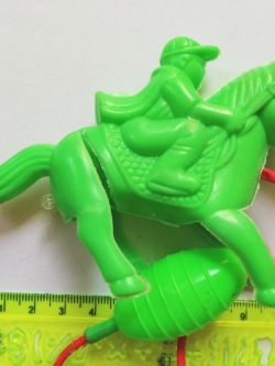 ของเล่นพลาสติกรุ่นเก่า จ๊อกกี้ขี่ม้าสีเขียว พร้อมสายบีบเพื่ออัดลมเข้าให้ขาหลังถีบออก