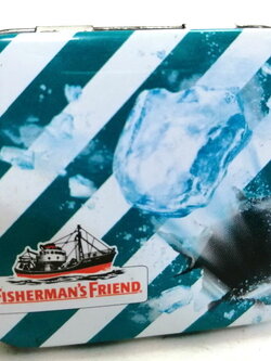 กล่องสังกะสี ลูกอมฟิชเชอร์แมนเฟรน รุ่นฝาเปิดปิด ลายเก่าสีเขียว กว้างยาวในราว 5×6 ซม.ของเก่าสะสมปัจจุบันหายาก มีตำหนิตามภาพ