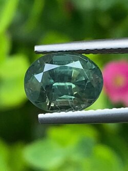 พลอย เขียวส่อง Green Sapphire 2.60 กะรัต (Cts.) พลอยแท้ อัญมณีมงคลประจําวันเกิด เครื่องประดับพลอย