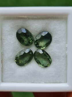 พลอย เขียวส่อง Green Sapphire 3.86 กะรัต (Cts.) 4 เม็ด (Pcs.) พลอยแท้ อัญมณีมงคลประจําวันเกิด เครื่องประดับพลอย