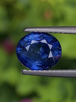 ไพลิน (Blue Sapphire) 2.15 กะรัต (Cts.) สีพิเศษ วิวิด บลู (Vivid Blue) พร้อมใบเซอร์ 2 ใบ พลอยแท้ อัญมณีมงคลประจําวันเกิด เครื่องประดับพลอย