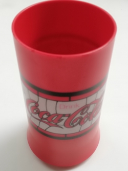 ของเก่าสะสม แก้วน้ำพลาสติกสีแดง ของสะสมจาก Coca-Cola งานศรีไทย ซุปเปอร์เแวร์ **ก้นแก้วมีเขียนชื่อตามภาพ