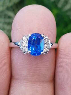 แหวนโทพาส สีน้ำเงิน ( Blue Topaz Ring) (Size) 52 ตัวเรือนเงิน ชุบทองคำขาว/โรเดียม ประดับด้วยเพทาย เพชร CZ คัดคุณภาพ