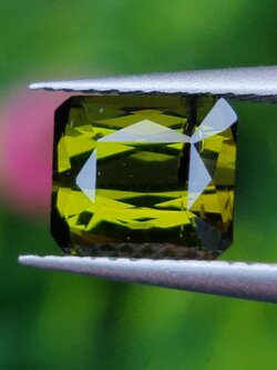 พลอย กรีน ทัวร์มารีน (Green Tourmaline) 1.15 กะรัต (Cts.) อัญมณีมงคลประจําวันเกิด เครื่องประดับพลอย