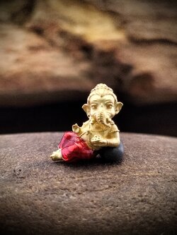 พระพิฆเนศปางเสวยสุข รุ่น สิทธายะ คเณชา3 รหัส 4 เนื้อสัมฤทธิ์ชุบทองลงยาแดง ขนาดกว้าง 1.2 ซ.ม. สูง 1.2 ซ.ม.