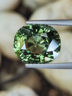 พลอย เขียวส่อง Green Sapphire 5.18 กะรัต (Cts.) สี Vivid Green พร้อมใบเซอร์ พลอยแท้ อัญมณีมงคลประจําวันเกิด เครื่องประดับพลอย