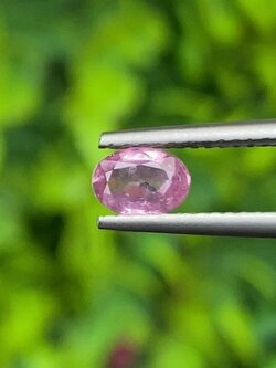 พลอย ชมพู พิ้ง แซฟไฟร์ Pink Sapphire ดิบ Unheated 0.65 กะรัต (Cts.) พลอยแท้ อัญมณีมงคลประจําวันเกิด เครื่องประดับพลอย
