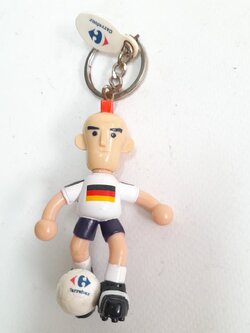 พวงกุญแจ มีหลายภาพ,พรีเมี่ยมห้าง คาร์ฟู (ไม่มีในประเทศไทยแล้ว)ขนาด 2.5 -3 นิ้ว นักบอล ทีม เยอรมัน ของเก่า สภาพเดิม มือสองสภาพดี หายาก